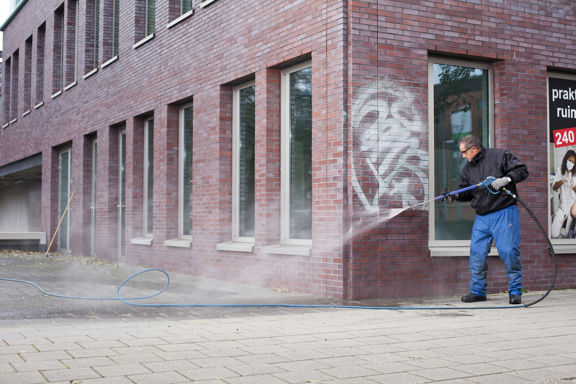 Specialist gevelreiniging die graffiti van de gevel verwijderd