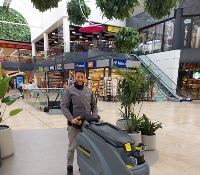 Portret van medewerker Sufian bij schoonmaakbedrijf 1nergiek